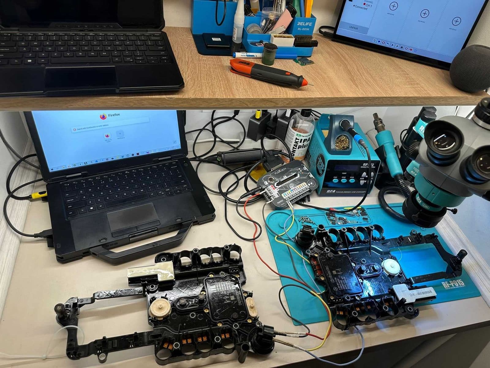 Modul TCU și bloc hidraulic de 7G-Tronic pe banc, conectate la laptop pentru testare